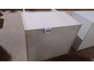 LOTE 334 - 01 ARMÁRIO BAIXO COM 02 PORTAS EM MADEIRA. (NO ESTADO) ATENÇÃO! FAZER A VISITAÇÃO ANTES DE ARREMATAR, NÃO SABEMOS SE FUNCIONA, LEILÃO NÃO TEM GARANTIA E NEM DEVOLUÇÃO, SUJEITO A POSSÍVEIS AVARIAS VISÍVEIS/OCULTAS E/OU AUSÊNCIA DE COMPONENTES.