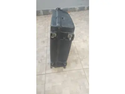 LOTE 031 - 01 MALA ANTIGA GUARDADA A ANOS MALGA GRANDE. (NO ESTADO) ATENÇÃO! FAZER A VISITAÇÃO ANTES DE ARREMATAR, NÃO SABEMOS SE FUNCIONA, LEILÃO NÃO TEM GARANTIA E NEM DEVOLUÇÃO, SUJEITO A POSSÍVEIS AVARIAS VISÍVEIS/OCULTAS E/OU AUSÊNCIA DE COMPONENTES.