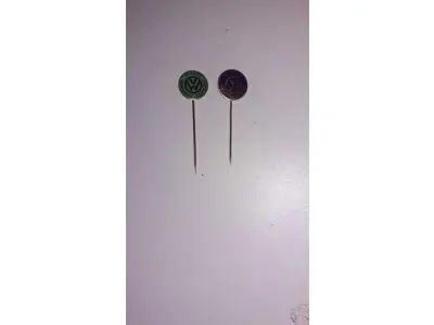 LOTE 057 - 01 LOTE DE RAROS BROCHES DE EX FUNCIONÁRIO  COMEMORATIVOS VOLKSWAGEN COM 3,7 GRAMAS DE OURO 10 E 15 ANOS