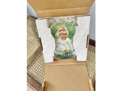 LOTE 028 - 01 PRATO DE COLECIONADOR DONALD ZOLAN “SPRING INNOCENCE” MARAVILHA DA INFÂNCIA 1983 CAIXA COA. LINDA PEÇA , COM CORES MARAVILHOSAS. ESTE BELO PRATO DE COLECIONADOR DA PEMBERTON & OAKE APRESENTA A ARTE DE DONALD ZOLAN. O PRATO, INTITULADO "SPRING INNOCENCE", RETRATA UMA CRIANÇA COM UM BUQUÊ DE FLORES EM FORMATO REDONDO. O PRATO É FEITO DE PORCELANA E MEDE 21,5 CM DE DIÂMETRO. ACOMPANHA UM CERTIFICADO DE AUTENTICIDADE E ESTÁ ACONDICIONADO EM SUA CAIXA ORIGINAL.                                                                                A PEÇA VINTAGE FOI PRODUZIDA NO FINAL DO SÉCULO XX COM UM ESTILO DE PRODUÇÃO DE CERÂMICA ARTÍSTICA COMPRADO EM GARAGEM DE ANTIGUIDADES NOS EUA.SUPORTE PARA PRATO NÃO INCLUÍDO NESTA VENDA. (NO ESTADO) ATENÇÃO! FAZER A VISITAÇÃO ANTES DE ARREMATAR, NÃO SABEMOS SE FUNCIONA, LEILÃO NÃO TEM GARANTIA E NEM DEVOLUÇÃO, SUJEITO A POSSÍVEIS AVARIAS VISÍVEIS/OCULTAS E/OU AUSÊNCIA DE COMPONENTES.