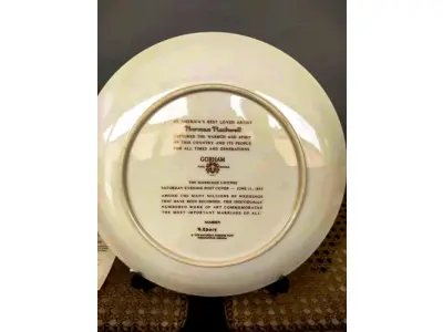 LOTE 068 - 01 RARO E GRANDE PRATO ASSINADO POR NORMAN ROCKWELL, COM 26,50 CM DE DIÂMETRO EDIÇÃO LIMITADA, COM CERTIFICADO DE AUTENTICIDADE EM TONS QUENTES DE MARROM E AMARELO SUAVE, CAPTURA UM MOMENTO ATEMPORAL DE AMOR E COMPROMISSO. A CENA MOSTRA UM CASAL ELEGANTEMENTE VESTIDO ASSINANDO SUA CERTIDÃO DE CASAMENTO. UM CELEBRANTE, SENTADO PRÓXIMO, OBSERVA O MOMENTO COM UMA EXPRESSÃO GENTIL, ADICIONANDO UM TOQUE DE SERIEDADE E TRADIÇÃO À COMPOSIÇÃO. O PRATO  COM ELEGANTES DETALHES DOURADOS NAS BORDAS, REALÇANDO SEU TOQUE CLÁSSICO E SOFISTICADO.UMA BELA REPRESENTAÇÃO DA CAPACIDADE DE ROCKWELL DE CAPTURAR MOMENTOS ÍNTIMOS DA VIDA COM CHARME E DETALHES. ITEM COMPRADO EM GARAGEM DE ANTIGUIDADES NOS EUA.SUPORTE PARA PRATO NÃO INCLUÍDO NESTA VENDA.SUPORTE PARA PRATO NÃO INCLUÍDO NESTA VENDA. (NO ESTADO) ATENÇÃO! FAZER A VISITAÇÃO ANTES DE ARREMATAR, NÃO SABEMOS SE FUNCIONA, LEILÃO NÃO TEM GARANTIA E NEM DEVOLUÇÃO, SUJEITO A POSSÍVEIS AVARIAS VISÍVEIS/OCULTAS E/OU AUSÊNCIA DE COMPONENTES.