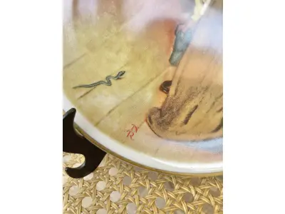 LOTE 098 - 01 BELO PRATO NORMAN ROCKWELL COM 20 CM DE DIÂMETRO APRESENTA A ICÔNICA OBRA DE ARTE DE NORMAN ROCKWELL HUCK FINN SÉRIE 4 "A FUGA DA SERPENTE "NORMAN ROCKWELL DAVE GROSSMAN DESIGN INC. PORCELANA FINA FABRICADO NO JAPÃO NA DÉCADA DE 80 QUARTO DE UMA SÉRIE DE 4EDIÇÃO LIMITADA DE 1981, COM LANÇAMENTO NA ÉPOCA DE APENAS 10.000 EXEMPLARES, PEÇA COMPRADA EM GARAGEM DE ANTIGUIDADES NOS EUA. SUPORTE PARA PRATO NÃO INCLUÍDO NESTA VENDA. (NO ESTADO) ATENÇÃO! FAZER A VISITAÇÃO ANTES DE ARREMATAR, NÃO SABEMOS SE FUNCIONA, LEILÃO NÃO TEM GARANTIA E NEM DEVOLUÇÃO, SUJEITO A POSSÍVEIS AVARIAS VISÍVEIS/OCULTAS E/OU AUSÊNCIA DE COMPONENTES.