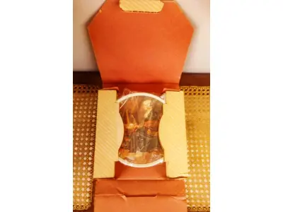 01 PRATO DE NORMAN ROCKWELL EDIÇÃO LIMITADA "REFLEXÕES"PRATO OFICIAL DE EDIÇÃO LIMITADA DE 1979 PRATO NUMERADO O1644E COM CERTIFICADO PRATO DO DIA DAS MÃES ENDOSSADO COM CERTIFICADO COMO UM GENUÍNO CLÁSSICO ROCKWELL. FINA EDWIN M KNOWLES. COM CERTIFICADO DE AUTENTICIDADE, ESTE PRATO RETRATA “REFLEXÕES" E É FEITO NOS ESTADOS UNIDOS. PERFEITO PARA FÃS DA ICÔNICA OBRA DE ROCKWELL, ESTE PRATO DE COLECIONADOR É UM ITEM ESSENCIAL PARA QUALQUER COLEÇÃO. COM 21 CM DE DIÂMETRO ADICIONE ESTA PEÇA DESLUMBRANTE À SUA COLEÇÃO HOJE MESMO E ADMIRE OS DETALHES COMPLEXOS E AS BELAS CORES QUE FAZEM DESTE PRATO UMA OBRA DE ARTE. COM CERTIFICADO DE AUTENTICIDADE. ITEM COMPRADO E GARAGENS DE ANTIGUIDADES NOS EUA. SUPORTE PARA PRATO NÃO INCLUÍDO NESTA VENDA. (NO ESTADO) ATENÇÃO! FAZER A VISITAÇÃO ANTES DE ARREMATAR, NÃO SABEMOS SE FUNCIONA, LEILÃO NÃO TEM GARANTIA E NEM DEVOLUÇÃO, SUJEITO A POSSÍVEIS AVARIAS VISÍVEIS/OCULTAS E/OU AUSÊNCIA DE COMPONENTES.