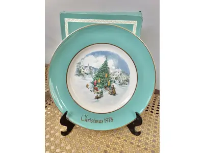 01 LINDO PRATO DE NATAL DA SÉRIE AVON CHRISTMAS PLATE DE 1978, "APARANDO A ÁRVORE" - SEXTA EDIÇÃO DA SÉRIE. COM 22 CM DE DIÂMETRO E RETRATA UM GRUPO DE CRIANÇAS EM EPOCA DE NATAL MONTADO ARVORE DE NATAL. O VERSO MARCADO: SÉRIE DE PRATOS DE NATAL SEXTA EDIÇÃO "APARANDO A ÁRVORE" COM DOIS ANÉIS DE OURO 22K E O NATAL DE 1979 TAMBÉM EM OURO 22K.FEITO EXCLUSIVAMENTE PARA A AVON CTS INC., 1978 POR ENOCH WEDGWOOD (TUNSTALL) LTD,INGLATERRA PEÇA COMPRADA EM GARAGEM DE ANTIGUIDADES NOS EUA. SUPORTE PARA PRATO NÃO INCLUÍDO NESTA VENDA. (NO ESTADO) ATENÇÃO! FAZER A VISITAÇÃO ANTES DE ARREMATAR, NÃO SABEMOS SE FUNCIONA, LEILÃO NÃO TEM GARANTIA E NEM DEVOLUÇÃO, SUJEITO A POSSÍVEIS AVARIAS VISÍVEIS/OCULTAS E/OU AUSÊNCIA DE COMPONENTES.