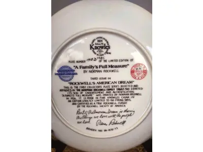 LOTE 204 - 01 PRATO DE COLECIONADOR NORMAN ROCKWELL "A FAMILY'S FULL MEASURE" NUMERADO 1918 D TERCEIRA EDIÇÃO DA SÉRIE "O SONHO AMERICANO DE ROCKWELL" PINTADA A MÃO PELO PRÓPRIO ARTISTAS EDIÇÃO LIMITADA, FABRICADO NA CHINA FINE KNOWLES EM UMA EDIÇÃO LIMITADA A 150 DIAS DE QUEIMA, CARIMBO DE AUTENTICAÇÃO CERTIFICADO IMPRESSO DE AUTENTICAÇÃO. DIÂMETRO 21 CM. PRATO EM CAIXA COM CERTIFICADO, DE AUTENTICIDADE. E UM ÓTIMO COMPLEMENTO PARA QUALQUER COLEÇÃO. O PRATO FOI FABRICADO NOS ESTADOS UNIDOS NA DÉCADA DE 1985 E É CONSIDERADO UM ITEM VINTAGE. ALÉM DE SUA IMPORTÂNCIA CULTURAL COMO ITEM COLECIONÁVEL AMERICANO, ESTE PRATO TAMBÉM OSTENTA DIVERSAS CARACTERÍSTICAS, INCLUINDO O STATUS DE EDIÇÃO LIMITADA E A INCLUSÃO DA EMBALAGEM E DOCUMENTAÇÃO ORIGINAIS. É PERFEITO PARA QUALQUER OCASIÃO E UM ÓTIMO PRESENTE PARA QUALQUER COLECIONADOR OU ENTUSIASTA.O SUPORTE DO PRATO NÃO ESTÁ INCLUÍDO. (NO ESTADO) ATENÇÃO! FAZER A VISITAÇÃO ANTES DE ARREMATAR, NÃO SABEMOS SE FUNCIONA, LEILÃO NÃO TEM GARANTIA E NEM DEVOLUÇÃO, SUJEITO A POSSÍVEIS AVARIAS VISÍVEIS/OCULTAS E/OU AUSÊNCIA DE COMPONENTES.