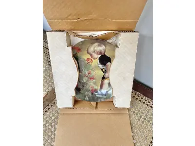 LOTE 046 - 01 RARO PRATO DE PORCELANA MINIATURA VINTAGE DONALD ZOLAN "GRANDMA'S GARDEN", DA FAMOSA SÉRIE DE CANÇÕES DE NINAR DE DONALD ZOLAN, DE 1985. FABRICADO NOS EUA.COM CAIXA ORIGINAL E COM A DOCUMENTAÇÃO ORIGINAL DE AUTENCIDADE DA PEÇA,COM 21 CM DE DIÂMETRO E ESTÁ EM EXCELENTE ESTADO, SEM LASCAS OU RACHADURAS. ITEM COMPRADO EM GARAGEM NOS EUA.SUPORTE PARA PRATO NÃO INCLUÍDO NESTA VENDA. (NO ESTADO) ATENÇÃO! FAZER A VISITAÇÃO ANTES DE ARREMATAR, NÃO SABEMOS SE FUNCIONA, LEILÃO NÃO TEM GARANTIA E NEM DEVOLUÇÃO, SUJEITO A POSSÍVEIS AVARIAS VISÍVEIS/OCULTAS E/OU AUSÊNCIA DE COMPONENTES.