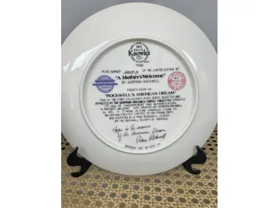 LOTE 259 - 01 BELO PRATO DE COLECIONADOR DE NORMAN ROCKWELL APRESENTA UMA BELA IMAGEM DE UMA MÃE E SEU FILHO, INTITULADA "A MOTHER'S WELCOME" (BEM-VINDOS DE UMA MÃE). O PRATO É FEITO DE PORCELANA DE ALTA QUALIDADE, COM UM DESIGN MULTICOLORIDO PERFEITO PARA TODAS AS OCASIÕES. ESTA PEÇA VINTAGE É DO FINAL DO SÉCULO XX, PRODUZIDA COM TÉCNICAS DE VIDRO ARTÍSTICO E COM UM DESIGN GRAVADO. É UM ITEM ARTESANAL E PARTE DA LINHA DE PRODUTOS NORMAN ROCKWELL, COM UM ESTILO MODERNO DE MEADOS DO SÉCULO E TEMA DA MATERNIDADE. O PRATO É PERFEITO PARA COLECIONADORES OU PARA PRESENTEAR ALGUÉM ESPECIAL. TAMANHO DA PLACA: 21,5 CM DE  DIÂMETRO,ITEM COMPRADO E GARAGENS DE ANTIGUIDADES NOS EUA. SUPORTE PARA PRATO NÃO INCLUÍDO NESTA VENDA. (NO ESTADO) ATENÇÃO! FAZER A VISITAÇÃO ANTES DE ARREMATAR, NÃO SABEMOS SE FUNCIONA, LEILÃO NÃO TEM GARANTIA E NEM DEVOLUÇÃO, SUJEITO A POSSÍVEIS AVARIAS VISÍVEIS/OCULTAS E/OU AUSÊNCIA DE COMPONENTES.
