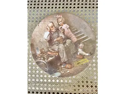 01 RARO PRATO EDIÇÃO LIMITADA AUTÊNTICA DE "THE COBBLER" DE NORMAN ROCKWELL, COM CERTIFICADO DE AUTENTICIDADE  PRATO COLECIONÁVEL COM 21 CM DE DIÂMETRO . SEGUNDO NA COLEÇÃO DE HERANÇA ROCKWELL. FEITO À MÃO EM UMA EDIÇÃO LIMITADA, FOI FECHADO PERMANENTEMENTE EM 1978 POR KNOWLES E CERTIFICADO COMO UM "TRUE ROCKWELL CLASSIC" PELA ROCKWELL SOCIETY OF AMERICA. NORMAN ROCKWELL AUTENTICADO ARTESANATO DA EDWIN M. KNOWLES CHINA CO. DE 1854.PEÇA COMPRADA EM GARAGEM DE ANTIGUIDADES NOS EUA. SUPORTE PARA PRATO NÃO INCLUÍDO NESTA VENDA. (NO ESTADO) ATENÇÃO! FAZER A VISITAÇÃO ANTES DE ARREMATAR, NÃO SABEMOS SE FUNCIONA, LEILÃO NÃO TEM GARANTIA E NEM DEVOLUÇÃO, SUJEITO A POSSÍVEIS AVARIAS VISÍVEIS/OCULTAS E/OU AUSÊNCIA DE COMPONENTES.