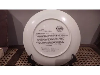 01 PRATO VINTAGE DE COLECIONADOR DA COLEÇÃO E O VENTO LEVOU - "BONNIE E RHETT", DISTRIBUÍDOS PELA THE BRADFORD EXCHANGE DESDE A DÉCADA DE 1980. ESTA É A 8ª PLACA EMITIDA NA SÉRIE E FOI FEITA EM 1981 PELA EDWIN M KNOWLES COLLECTION COM DESIGN DO ARTISTA RAYMOND KURSAR. O PRATO É DE PORCELANA FINA E MEDE 21,5 CM DE DIÂMETRO. O PRATO ESTÁ EM BOM ESTADO, NA CAIXA ORIGINAL, COM DOCUMENTAÇÃO E CERTIFICADO DE AUTENTICAÇÃO. A CAIXA APRESENTA SINAIS DE DESGASTE E MANCHAS POR TER SIDO GUARDADA NA GARAGEM HÁ ANOS. ÓTIMO ITEM COLECIONÁVEL DE "E O VENTO LEVOU". O SUPORTE PARA PRATOS MOSTRADO NAS FOTOS NÃO ESTÁ INCLUSO.ITEM COMPRADO E GARAGENS DE ANTIGUIDADES NOS EUA. SUPORTE PARA PRATO NÃO INCLUÍDO NESTA VENDA. (NO ESTADO) ATENÇÃO! FAZER A VISITAÇÃO ANTES DE ARREMATAR, NÃO SABEMOS SE FUNCIONA, LEILÃO NÃO TEM GARANTIA E NEM DEVOLUÇÃO, SUJEITO A POSSÍVEIS AVARIAS VISÍVEIS/OCULTAS E/OU AUSÊNCIA DE COMPONENTES.