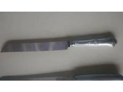 LOTE 231 - 01 LOTE COM DUAS FACAS SENDO UMA HERCULES DECADA DE 80 APARENTEMENTE SEJA BANHADA A PRATA E UMA FACA EM INOX. (NO ESTADO) ATENÇÃO! FAZER A VISITAÇÃO ANTES DE ARREMATAR, NÃO SABEMOS SE FUNCIONA, LEILÃO NÃO TEM GARANTIA E NEM DEVOLUÇÃO, SUJEITO A POSSÍVEIS AVARIAS VISÍVEIS/OCULTAS E/OU AUSÊNCIA DE COMPONENTES.