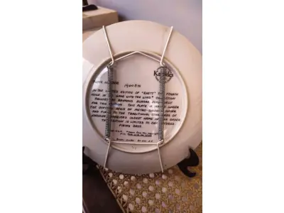 LOTE 197 - ESTE É O QUARTO PRATO NORMAN ROCKWELL DE COLECIONADOR DA COLEÇÃO E O VENTO LEVOU DE KNOWLES. FOI FEITO EM 1981 E É INTITULADO "RHETT".FEITO NOS EUA, EMPRESA DE FABRICAÇÃO KNOWLES COM A ASSISTÊNCIA DA METRO-GOLDWYN-MAYER.EDIÇÃO LIMITADA.ARTISTA RAYMOND KURSAR.ANO DE 1981.DIÂMETRO 21 CM. PRATO EM CAIXA COM CERTIFICADO, DE AUTENTICIDADE. E UM ÓTIMO COMPLEMENTO PARA QUALQUER COLEÇÃO. O PRATO FOI FABRICADO NOS ESTADOS UNIDOS NA DÉCADA DE 1981 E É CONSIDERADO UM ITEM VINTAGE. ALÉM DE SUA IMPORTÂNCIA CULTURAL COMO ITEM COLECIONÁVEL AMERICANO, ESTE PRATO TAMBÉM OSTENTA DIVERSAS CARACTERÍSTICAS, INCLUINDO O STATUS DE EDIÇÃO LIMITADA E A INCLUSÃO DA EMBALAGEM E DOCUMENTAÇÃO ORIGINAIS. É PERFEITO PARA QUALQUER OCASIÃO E UM ÓTIMO PRESENTE PARA QUALQUER COLECIONADOR OU ENTUSIASTA.O SUPORTE DO PRATO NÃO ESTÁ INCLUÍDO. (NO ESTADO) ATENÇÃO! FAZER A VISITAÇÃO ANTES DE ARREMATAR, NÃO SABEMOS SE FUNCIONA, LEILÃO NÃO TEM GARANTIA E NEM DEVOLUÇÃO, SUJEITO A POSSÍVEIS AVARIAS VISÍVEIS/OCULTAS E/OU AUSÊNCIA DE COMPONENTES.