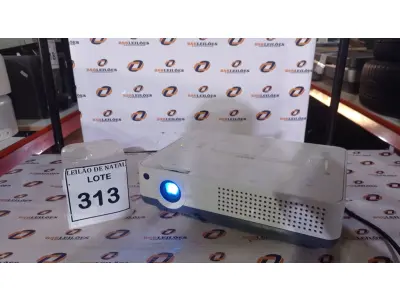 LOTE 313 - 01 PROJETOR MARCA SANYO. (NO ESTADO) ATENÇÃO! FAZER A VISITAÇÃO ANTES DE ARREMATAR, NÃO SABEMOS SE FUNCIONA, LEILÃO NÃO TEM GARANTIA E NEM DEVOLUÇÃO, SUJEITO A POSSÍVEIS AVARIAS VISÍVEIS/OCULTAS E/OU AUSÊNCIA DE COMPONENTES.