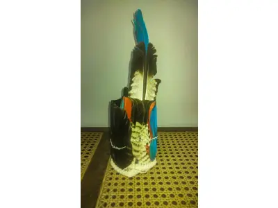 LOTE 018 - 01 LINDO COCÁ INDÍGENA ÍTEM DE ALDEIA ADQUIRIDO EM PERNAMBUCO PEÇA LINDA E COM PENAS NATURAIS NOVO SEM USO. (NO ESTADO) ATENÇÃO! FAZER A VISITAÇÃO ANTES DE ARREMATAR, NÃO SABEMOS SE FUNCIONA, LEILÃO NÃO TEM GARANTIA E NEM DEVOLUÇÃO, SUJEITO A POSSÍVEIS AVARIAS VISÍVEIS/OCULTAS E/OU AUSÊNCIA DE COMPONENTES.