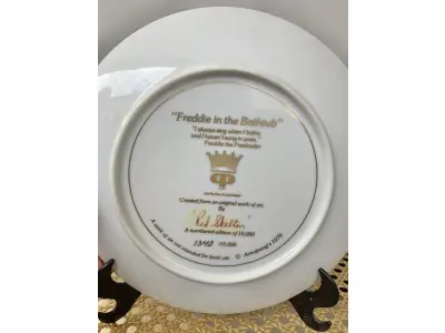 LOTE 110 - 01 RARO PRATO DE COLECIONADOR DE EDIÇÃO LIMITADA APRESENTA O ICÔNICO PERSONAGEM RED SKELETON, "ASSINADO À MÃO" FREDDIE, TOMANDO BANHO EM SUA BANHEIRA. COM 21 CM DE DIÂMETRO, PEÇA  VINTAGE FOI FABRICADA NOS ESTADOS UNIDOS DURANTE A DÉCADA DE 1970 E ESTÁ EM EXCELENTES CONDIÇÕES. PERFEITA PARA QUALQUER ENTUSIASTA DO RED SKELETON, ITEM DE COLECIONADOR, ESTA PEÇA DECORATIVA ADICIONARÁ UM TOQUE DE HUMOR E NOSTALGIA A QUALQUER COLEÇÃO.  ITEM ÚNICO E DIFÍCIL DE ENCONTRAR, UNICO NOBRASIL APENAS 10 MIL PRATOS LANÇADOS NOS EUA. PRATO DE Nº 1342/10.000. ITEM COMPRADO EM GARAGEM DE ANTIGUIDADES NOS EUA.SUPORTE PARA PRATO NÃO INCLUÍDO NESTA VENDA. (NO ESTADO) ATENÇÃO! FAZER A VISITAÇÃO ANTES DE ARREMATAR, NÃO SABEMOS SE FUNCIONA, LEILÃO NÃO TEM GARANTIA E NEM DEVOLUÇÃO, SUJEITO A POSSÍVEIS AVARIAS VISÍVEIS/OCULTAS E/OU AUSÊNCIA DE COMPONENTES.