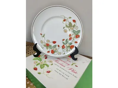 LOTE 222 - 01 PRATO DE PORCELANA VINTAGE AVON MORANGO COM 6 SABONETES  DE 1978.ESTE PRATO, FEITO DE PORCELANA FINA, FOI DECORADO À MÃO COM DETALHES EM OURO 22K NO BRASIL. O PRATO TEM 19 CM DE DIÂMETRO. EXCELENTE ESTADO. ITEM RARO COMPRADO EM HARVEST HILLS NOS EUA ESTAVA GUARDADO A ANOS.SUPORTE PARA PRATO NÃO INCLUÍDO NESTA VENDA. (NO ESTADO) ATENÇÃO! FAZER A VISITAÇÃO ANTES DE ARREMATAR, NÃO SABEMOS SE FUNCIONA, LEILÃO NÃO TEM GARANTIA E NEM DEVOLUÇÃO, SUJEITO A POSSÍVEIS AVARIAS VISÍVEIS/OCULTAS E/OU AUSÊNCIA DE COMPONENTES.