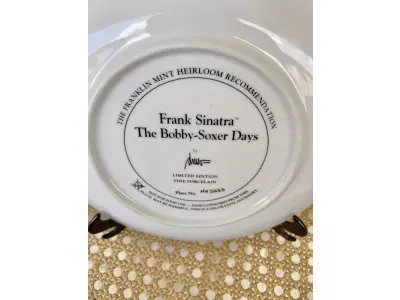 01 RARO PRATO ANOS 90, FRANK SINATRA, "THE BOBBY-SOXER DAYS", FRANKLIN MINT, PLACA DE COLECIONADOR DE EDIÇÃO LIMITADA, RARA. EXCELENTE ESTADO. PEÇA DE COLECIONADOR DE EXPOSIÇÃO MUITO LEGAL DO LENDÁRIO CANTOR!! "THE VOICE" NÚMERO DA PLACA: 5633 COM 21 CM DE DIÂMETRO. ITEM COMPRADO EM GARAGENS DE ANTIGUIDADES NOS EUA. SUPORTE PARA PRATO NÃO INCLUÍDO NESTA VENDA.