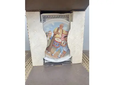 LOTE 255 - 01 BELO PRATO KNOWLES JOSEPH CSATARI, O PRATO DE COLECIONADOR DO DESFILE DOS PATRIOTS! ÓTIMA ADIÇÃO À SUA COLEÇÃO BRADFORD EXCHANGE,EDWIN KNOWLES,DESIGNER: JOSEPH CSATARIPLACA Nº: 8321B,DATA: 1985 TÍTULO: OS PATRIOTAS SÉRIE: 6ª PLACA: SÉRIE AVÓS CSATARI, DIÂMETRO DE 21,5 CM, COM PANFLETO, CAIXA ORIGINAL E CERTIFICADO DE AUTENTICIDADE. PRATO Nº 13003. BRADEX 84-K41-4-6,ITEM COMPRADO E GARAGENS DE ANTIGUIDADES NOS EUA. SUPORTE PARA PRATO NÃO INCLUÍDO NESTA VENDA. (NO ESTADO) ATENÇÃO! FAZER A VISITAÇÃO ANTES DE ARREMATAR, NÃO SABEMOS SE FUNCIONA, LEILÃO NÃO TEM GARANTIA E NEM DEVOLUÇÃO, SUJEITO A POSSÍVEIS AVARIAS VISÍVEIS/OCULTAS E/OU AUSÊNCIA DE COMPONENTES.