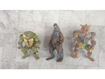 01 LOTE COM BONECOS  COLECIONAVEL TARTARUGAS NINJA MUTANTES TMNT PLAYMATES VINTAGE. (NO ESTADO) ATENÇÃO! FAZER A VISITAÇÃO ANTES DE ARREMATAR, NÃO SABEMOS SE FUNCIONA, LEILÃO NÃO TEM GARANTIA E NEM DEVOLUÇÃO, SUJEITO A POSSÍVEIS AVARIAS VISÍVEIS/OCULTAS E/OU AUSÊNCIA DE COMPONENTES.