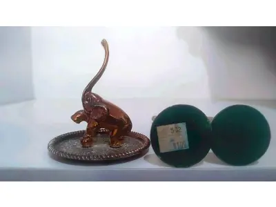 LOTE 009 - 01 PORTA ALIANÇAS EM METAL E DOIS VASOS PEQUENOS EM METAL VASOS MEDE 15 CM DE ALT COMPRADOS EM GARAGEM DE ANTIGUIDADES NOS EUA. (NO ESTADO) ATENÇÃO! FAZER A VISITAÇÃO ANTES DE ARREMATAR, NÃO SABEMOS SE FUNCIONA, LEILÃO NÃO TEM GARANTIA E NEM DEVOLUÇÃO, SUJEITO A POSSÍVEIS AVARIAS VISÍVEIS/OCULTAS E/OU AUSÊNCIA DE COMPONENTES.