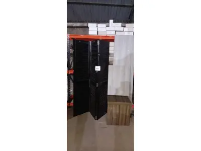 LOTE 333 - 01 BIOMBO E VÁRIAS PEÇAS DE MADEIRA AVULSAS. (NO ESTADO) ATENÇÃO! FAZER A VISITAÇÃO ANTES DE ARREMATAR, NÃO SABEMOS SE FUNCIONA, LEILÃO NÃO TEM GARANTIA E NEM DEVOLUÇÃO, SUJEITO A POSSÍVEIS AVARIAS VISÍVEIS/OCULTAS E/OU AUSÊNCIA DE COMPONENTES.