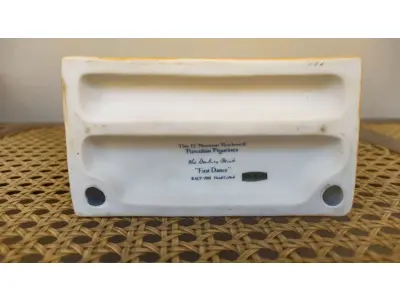 01 ESTATUETA VINTAGE DE NORMAN ROCKWELL FEITA NO JAPÃO, BELA ESTATUETA DE PORCELANA RETRATA UMA MENINA E UM MENINO EM SUA PRIMEIRA DANÇA. CRIADA PELO RENOMADO ARTISTA NORMAN ROCKWELL, ESTA PEÇA É UMA REPRODUÇÃO LICENCIADA DO FINAL DO SÉCULO XX. MEDINDO 12 CM DE COMPRIMENTO E MENOS DE 16 CM DE ALTURA, É UMA ESTATUETA DE TAMANHO MÉDIO QUE SERIA UMA ÓTIMA ADIÇÃO A QUALQUER AMBIENTE. A ESTATUETA É FEITA À MÃO COM ACABAMENTO EM PINTURA E APRESENTA DETALHES MULTICOLORIDOS. É UMA PEÇA DE ESTILO MODERNO QUE APRESENTA FIGURAS HISTÓRICAS E É PERFEITA PARA COLECIONADORES, FOI PRODUZIDA NO JAPÃO COM TÉCNICAS DE PRODUÇÃO PROFISSIONAL.COMPRADAS EM LOJAS DE ANTIGUIDADES DOS EUA. OBS PEÇA COM RESTAURO. (NO ESTADO) ATENÇÃO! FAZER A VISITAÇÃO ANTES DE ARREMATAR, NÃO SABEMOS SE FUNCIONA, LEILÃO NÃO TEM GARANTIA E NEM DEVOLUÇÃO, SUJEITO A POSSÍVEIS AVARIAS VISÍVEIS/OCULTAS E/OU AUSÊNCIA DE COMPONENTES.