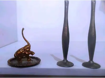 LOTE 009 - 01 PORTA ALIANÇAS EM METAL E DOIS VASOS PEQUENOS EM METAL VASOS MEDE 15 CM DE ALT COMPRADOS EM GARAGEM DE ANTIGUIDADES NOS EUA. (NO ESTADO) ATENÇÃO! FAZER A VISITAÇÃO ANTES DE ARREMATAR, NÃO SABEMOS SE FUNCIONA, LEILÃO NÃO TEM GARANTIA E NEM DEVOLUÇÃO, SUJEITO A POSSÍVEIS AVARIAS VISÍVEIS/OCULTAS E/OU AUSÊNCIA DE COMPONENTES.