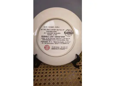 01 BELO PRATO NORMAN ROCKWELL COM 21,5 CM DE DIÂMETRO APRESENTA A ICÔNICA OBRA DE ARTE DE NORMAN ROCKWELL INTITULADA "EVENING'S EASE". FABRICADO NOS ESTADOS UNIDOS DURANTE A DÉCADA DE 1980, ESTE PRATO MULTICOLORIDO RETRATA A CENA SERENA DE UMA MULHER DESFRUTANDO DE UM MOMENTO DE PAZ EM SUA VARANDA. UMA ÓTIMA ADIÇÃO A QUALQUER COLEÇÃO DE ITENS DECORATIVOS COLECIONÁVEIS. FEITO EM UMA EDIÇÃO ESTRITAMENTE LIMITADA A 50 DIAS DE QUEIMA NOS EUA. POR KNOWLES, O NOME MAIS ANTIGO DA AMÉRICA EM FINE PORCELANA CHINA. ITEM DE COLECIONADOR, CAIXA ORIGINAL E COM CERTIFICADO DE AUTENTICIDADE. SUPORTE PARA PRATO NÃO INCLUÍDO NESTA VENDA. (NO ESTADO) ATENÇÃO! FAZER A VISITAÇÃO ANTES DE ARREMATAR, NÃO SABEMOS SE FUNCIONA, LEILÃO NÃO TEM GARANTIA E NEM DEVOLUÇÃO, SUJEITO A POSSÍVEIS AVARIAS VISÍVEIS/OCULTAS E/OU AUSÊNCIA DE COMPONENTES.