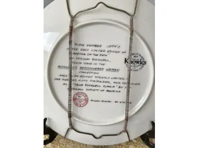 LOTE 038 - 01 RARO PRATO DE COLECIONADOR KNOWLES MINT DE 1983. COM 21,5 CM DE CUMPRIMENTO EDIÇÃO LIMITADA DA COLEÇÃO NORMAN ROCKWELL."MEETING ON THE PATH" "ENCONTRO NO CAMINHO", D, ROCKWELL SOCIETY NO VERSO DA PLACA. COM CERTIFICADO DE AUTENTICIDADE, EMBALAGEM ORIGINAL. LIMITADO A 100 DIAS DE PRODUÇÃO. ITEM COMPRADO EM GARAGENS DE ANTIGUIDADES NOS EUA.SUPORTE PARA PRATO NÃO INCLUÍDO NESTA VENDA. (NO ESTADO) ATENÇÃO! FAZER A VISITAÇÃO ANTES DE ARREMATAR, NÃO SABEMOS SE FUNCIONA, LEILÃO NÃO TEM GARANTIA E NEM DEVOLUÇÃO, SUJEITO A POSSÍVEIS AVARIAS VISÍVEIS/OCULTAS E/OU AUSÊNCIA DE COMPONENTES.