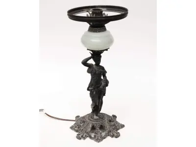 LOTE 037 - 01 LUMINÁRIA DE MESA DE PETIT BRONZE ANTIGA GUARDADA A MUITO ANOS COM  39 CM DE ALT. (NO ESTADO) ATENÇÃO! FAZER A VISITAÇÃO ANTES DE ARREMATAR, NÃO SABEMOS SE FUNCIONA, LEILÃO NÃO TEM GARANTIA E NEM DEVOLUÇÃO, SUJEITO A POSSÍVEIS AVARIAS VISÍVEIS/OCULTAS E/OU AUSÊNCIA DE COMPONENTES.