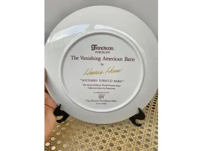 LOTE 092 - 01 RARO PRATO COM O TEMA O CELEIRO AMERICANO DESAPARECIDO  PORCELANA FRANCISCANA. PEÇA  HISTÓRICA DE CELEIRO PROVIDENCE, SOUTHERN TOBACCO BARN, 1983. COM 21 CM DE DIÂMETRO EDIÇAO LIMITADA LANÇADO NOS ANOS 80. PEÇA ENCONTRADA EM UM ARMÁRIO DURANTE A VENDA DE UMA PROPRIEDADE NOS EUA APÓS MUITOS ANOS GUARDADOS.  CAIXA ORIGINAL E COM DOCUMENTOS DA PEÇA, SUPORTE PARA PRATO NÃO INCLUÍDO NESTA VENDA.