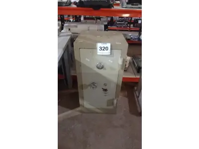 LOTE 320 - 01 COFRE. (NO ESTADO) ATENÇÃO! FAZER A VISITAÇÃO ANTES DE ARREMATAR, NÃO SABEMOS SE FUNCIONA, LEILÃO NÃO TEM GARANTIA E NEM DEVOLUÇÃO, SUJEITO A POSSÍVEIS AVARIAS VISÍVEIS/OCULTAS E/OU AUSÊNCIA DE COMPONENTES.