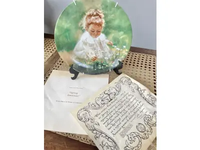 LOTE 028 - 01 PRATO DE COLECIONADOR DONALD ZOLAN “SPRING INNOCENCE” MARAVILHA DA INFÂNCIA 1983 CAIXA COA. LINDA PEÇA , COM CORES MARAVILHOSAS. ESTE BELO PRATO DE COLECIONADOR DA PEMBERTON & OAKE APRESENTA A ARTE DE DONALD ZOLAN. O PRATO, INTITULADO "SPRING INNOCENCE", RETRATA UMA CRIANÇA COM UM BUQUÊ DE FLORES EM FORMATO REDONDO. O PRATO É FEITO DE PORCELANA E MEDE 21,5 CM DE DIÂMETRO. ACOMPANHA UM CERTIFICADO DE AUTENTICIDADE E ESTÁ ACONDICIONADO EM SUA CAIXA ORIGINAL.                                                                                A PEÇA VINTAGE FOI PRODUZIDA NO FINAL DO SÉCULO XX COM UM ESTILO DE PRODUÇÃO DE CERÂMICA ARTÍSTICA COMPRADO EM GARAGEM DE ANTIGUIDADES NOS EUA.SUPORTE PARA PRATO NÃO INCLUÍDO NESTA VENDA. (NO ESTADO) ATENÇÃO! FAZER A VISITAÇÃO ANTES DE ARREMATAR, NÃO SABEMOS SE FUNCIONA, LEILÃO NÃO TEM GARANTIA E NEM DEVOLUÇÃO, SUJEITO A POSSÍVEIS AVARIAS VISÍVEIS/OCULTAS E/OU AUSÊNCIA DE COMPONENTES.