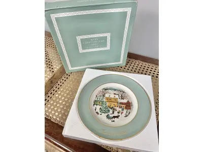 LOTE 048 - 01 LINDO PRATO DE NATAL DA SÉRIE AVON CHRISTMAS PLATE  PRATO DE COLECIONADOR FEITO NA INGLATERRA POR ENOCH WEDGWOOD COUNTRY CHRISTMAS SERIES 8ª EDIÇÃO HOLIDAY WEDGWOOD VINTAGE. (TUNSTALL) EM 1980.COM 21,5 CM DE DIÂMETRO A IMPRESSÃO NESTE PRATO É DE "DASHING THROUGH THE SNOW" COM DOIS ANÉIS DE OURO 22K . ITEM COMPRADO EM GARAGENS DE ANTIGUIDADES NOS EUA.SUPORTE PARA PRATO NÃO INCLUÍDO NESTA VENDA. (NO ESTADO) ATENÇÃO! FAZER A VISITAÇÃO ANTES DE ARREMATAR, NÃO SABEMOS SE FUNCIONA, LEILÃO NÃO TEM GARANTIA E NEM DEVOLUÇÃO, SUJEITO A POSSÍVEIS AVARIAS VISÍVEIS/OCULTAS E/OU AUSÊNCIA DE COMPONENTES.