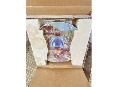 LOTE 034 - 01 PRATO DE COLECIONADOR VINTAGE "HOME BY LUNCH" DE RUSTY MONEY, 2ª EDIÇÃO DA SÉRIE "SEEMS LIKE YESTERDAY" O PRATO É FEITO DE PORCELANA FINA E APRESENTA UM DESIGN MULTICOLORIDO E COLORIDO. FOI FABRICADO EM 1982 PRATO DE PAREDE DECORATIVO DE EDIÇÃO LIMITADA COM CERTIFICADO DE AUTENTICIDADE. ITEM COMPRADO EM GARAGEM DE ANTIGUIDADES NOS EUA. SUPORTE PARA PRATO NÃO INCLUÍDO NESTA VENDA. (NO ESTADO) ATENÇÃO! FAZER A VISITAÇÃO ANTES DE ARREMATAR, NÃO SABEMOS SE FUNCIONA, LEILÃO NÃO TEM GARANTIA E NEM DEVOLUÇÃO, SUJEITO A POSSÍVEIS AVARIAS VISÍVEIS/OCULTAS E/OU AUSÊNCIA DE COMPONENTES.