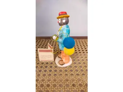 01 ESTATUETA RARA DE SE ACHAR NOS EUA DE PALHAÇO DE CERÂMICA VINTAGE DA COLEÇÃO FLAMBRO DE EMMETT KELLY JR. PAÍS/REGIÃO DE FABRICAÇÃO TAIWAN. ESTA ESTATUETA DO EMMETT KELLY JR. APRESENTA UM PALHAÇO EMMETT KELLY JR. PALHAÇO CARENTE  COM BALÕES ORIGINAL. EXCELENTE ESTADO, SEM LASCAS, RACHADURAS EM ÓTIMO ESTADO PEÇA RARA ITEM LANÇADOS ANOS 90 NOS EUA  CM DE ALTURA E UMA BASE DE 15 ​​CM. COM  SUA ASSINATURA NA PARTE INFERIOR JUNTO COM "EXCLUSIVAMENTE DA FLAMBRO EMPRESA FAMOSA NOS EUA DECADA DE 90, COMPRADAS EM LOJAS DE ANTIGUIDADES DOS EUA. (NO ESTADO) ATENÇÃO! FAZER A VISITAÇÃO ANTES DE ARREMATAR, NÃO SABEMOS SE FUNCIONA, LEILÃO NÃO TEM GARANTIA E NEM DEVOLUÇÃO, SUJEITO A POSSÍVEIS AVARIAS VISÍVEIS/OCULTAS E/OU AUSÊNCIA DE COMPONENTES.