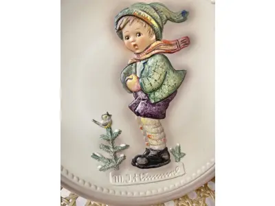 LOTE 036 - 01 RARO PRATO DA COLEÇÃO VINTAGE, 1985, GOEBEL, DA SÉRIE CELEBRATION PLATE, 1989, EXCLUSIVAMENTE PARA MEMBROS DO GOEBEL COLLECTION. A GOEBEL COLLECTION  E UMA EMPRESA AMERICANA MUITO FAMOSA ESSES PRATOS ERA SOMENTE PARA MEMBROS DO CLUB CLUB. M.J. HUMMEL Nº 735 "IT'S COLD", MENINO DE CACHECOL. NA CAIXA. PRATO MEDE 15,5 CM. COMPRADO EM GARAGEM DE ANTIGUIDADES NOS EUA.SUPORTE PARA PRATO NÃO INCLUÍDO NESTA VENDA. (NO ESTADO) ATENÇÃO! FAZER A VISITAÇÃO ANTES DE ARREMATAR, NÃO SABEMOS SE FUNCIONA, LEILÃO NÃO TEM GARANTIA E NEM DEVOLUÇÃO, SUJEITO A POSSÍVEIS AVARIAS VISÍVEIS/OCULTAS E/OU AUSÊNCIA DE COMPONENTES.