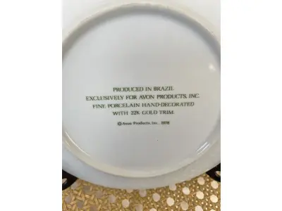 01 PRATO DE PORCELANA VINTAGE AVON MORANGO COM 6 SABONETES  DE 1978.ESTE PRATO, FEITO DE PORCELANA FINA, FOI DECORADO À MÃO COM DETALHES EM OURO 22K NO BRASIL. O PRATO TEM 19 CM DE DIÂMETRO. EXCELENTE ESTADO. ITEM RARO COMPRADO EM HARVEST HILLS NOS EUA ESTAVA GUARDADO A ANOS.SUPORTE PARA PRATO NÃO INCLUÍDO NESTA VENDA. (NO ESTADO) ATENÇÃO! FAZER A VISITAÇÃO ANTES DE ARREMATAR, NÃO SABEMOS SE FUNCIONA, LEILÃO NÃO TEM GARANTIA E NEM DEVOLUÇÃO, SUJEITO A POSSÍVEIS AVARIAS VISÍVEIS/OCULTAS E/OU AUSÊNCIA DE COMPONENTES.