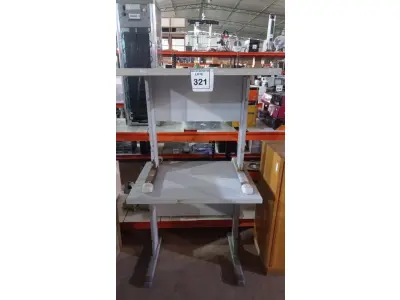 LOTE 321 - 02 MESAS PEQUENAS. (NO ESTADO) ATENÇÃO! FAZER A VISITAÇÃO ANTES DE ARREMATAR, NÃO SABEMOS SE FUNCIONA, LEILÃO NÃO TEM GARANTIA E NEM DEVOLUÇÃO, SUJEITO A POSSÍVEIS AVARIAS VISÍVEIS/OCULTAS E/OU AUSÊNCIA DE COMPONENTES.