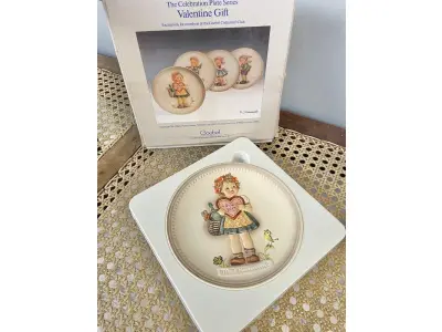 LOTE 060 - 01 RARO PRATO DE PORCELANA LINDAMENTE TRABALHADO DA FAMOSA M.J. HUMMEL GOEBEL APRESENTA UM FORMATO REDONDO E DESIGN MULTICOLORIDO, PERFEITO PARA TODAS AS OCASIÕES E ESTILOS DE DECORAÇÃO. É UM ITEM DE COLECIONADOR DA PRIMEIRA  EDIÇÃO DO PRATO VALENTINE GIFT, GRAVADO COM DETALHES INTRINCADOS E FABRICADO NA ALEMANHA NA DÉCADA DE 1980.PEÇA ÚNICA DA CULTURA ALEMÃ E VEM DA FRANQUIA GOEBEL, UMA MARCA RENOMADA NO SETOR DE COLECIONÁVEIS DECORATIVOS. LANÇADA SOMENTE PARA MEMBROS DO CLUBE DE COLECIONADORES GOEBEL. ITEM COMPRADO EM GARAGENS DE ANTIGUIDADES NOS EUA. OS ORIGINAIS OS PREÇO EM OUTROS PAÍSES  E DE 200 A 500 DÓLARES POR PEÇA VEJA NA FOTO .SUPORTE PARA PRATO NÃO INCLUÍDO NESTA VENDA. (NO ESTADO) ATENÇÃO! FAZER A VISITAÇÃO ANTES DE ARREMATAR, NÃO SABEMOS SE FUNCIONA, LEILÃO NÃO TEM GARANTIA E NEM DEVOLUÇÃO, SUJEITO A POSSÍVEIS AVARIAS VISÍVEIS/OCULTAS E/OU AUSÊNCIA DE COMPONENTES.