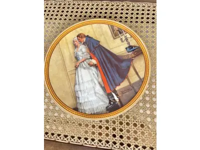 01 RARO PRATO NORMAN ROCKWELL COM 25,5 DE DIAMETRO VINTAGE DE COLECIONADOR- DÉCADA DE 1980 - BRADFORD EXCHANGE - PRATO DECORATIVO - "A PROPOSTA INESPERADA" - PRIMEIRA EDIÇÃO - ROCKWELL'S COLONIALS: THE RAREST ROCKWELLS - EDWIN KNOWLES - COLECIONÁVEL. PRATO DE NUMERO 137B NÚMERO 1920D. ESTÁ EM EXCELENTE ESTADO, COMO NOVO. A BRADFORD EXCHANGE CHAMA OS COLONIAIS DE ROCKWELL DE "OS ROCKWELLS MAIS RAROS"... "NORMAN ROCKWELL RETRATA O ESPLENDOR DA HISTÓRIA AMERICANA." BRADFORD EXCHANGE.ITEM COMPRADO EM GARAGENS DE ANTIGUIDADES NOS EUA. SUPORTE PARA PRATO NÃO INCLUÍDO NESTA VENDA. (NO ESTADO) ATENÇÃO! FAZER A VISITAÇÃO ANTES DE ARREMATAR, NÃO SABEMOS SE FUNCIONA, LEILÃO NÃO TEM GARANTIA E NEM DEVOLUÇÃO, SUJEITO A POSSÍVEIS AVARIAS VISÍVEIS/OCULTAS E/OU AUSÊNCIA DE COMPONENTES.