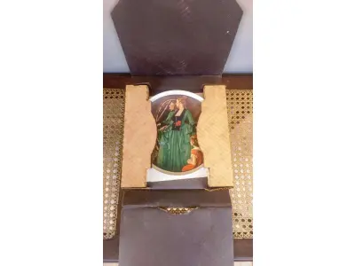 01 NOSTÁLGICO PRATO DE NORMAN ROCKWELL  “VESTIDO DE CORTEJO DA VOVÓ” DE NORMAN ROCKWELL. VEM COM COA, PANFLETO, CAIXA ORIGINAL E CERTIFICADO DE AUTENTICIDADE. PRATO Nº 10111F. BRADEX 84-R70-2.9 O NONO DE UMA SÉRIE ANUAL PARA O DIA DAS MÃES. PRODUZIDO EM EDIÇÃO LIMITADA, PERMANENTEMENTE FECHADO EM 12 DE MAIO DE 1984. POR KNOWLES, O NOME MAIS ANTIGO DA AMÉRICA NA CHINA FINA. EM EXCELENTES CONDIÇÕES, SEM FALHAS VISÍVEIS, MANTIDO NA CAIXA ORIGINAL E NUNCA EXPOSTO. COM CAIXA NÃO ESTÁ PERFEITA E APRESENTA SINAIS DE ENVELHECIMENTO, FITA ADESIVA E A ETIQUETA DE REMESSA BRADFORD EXCHANGE. TAMANHO DA PLACA: 21,5 CM DE  DIÂMETRO.ITEM COMPRADO E GARAGENS DE ANTIGUIDADES NOS EUA. SUPORTE PARA PRATO NÃO INCLUÍDO NESTA VENDA. (NO ESTADO) ATENÇÃO! FAZER A VISITAÇÃO ANTES DE ARREMATAR, NÃO SABEMOS SE FUNCIONA, LEILÃO NÃO TEM GARANTIA E NEM DEVOLUÇÃO, SUJEITO A POSSÍVEIS AVARIAS VISÍVEIS/OCULTAS E/OU AUSÊNCIA DE COMPONENTES.