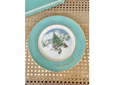 LOTE 106 - 01 LINDO PRATO DE NATAL DA SÉRIE AVON CHRISTMAS PLATE DE 1978, "APARANDO A ÁRVORE" - SEXTA EDIÇÃO DA SÉRIE. COM 22 CM DE DIÂMETRO E RETRATA UM GRUPO DE CRIANÇAS EM EPOCA DE NATAL MONTADO ARVORE DE NATAL. O VERSO MARCADO: SÉRIE DE PRATOS DE NATAL SEXTA EDIÇÃO "APARANDO A ÁRVORE" COM DOIS ANÉIS DE OURO 22K E O NATAL DE 1979 TAMBÉM EM OURO 22K.FEITO EXCLUSIVAMENTE PARA A AVON CTS INC., 1978 POR ENOCH WEDGWOOD (TUNSTALL) LTD,INGLATERRA PEÇA COMPRADA EM GARAGEM DE ANTIGUIDADES NOS EUA. SUPORTE PARA PRATO NÃO INCLUÍDO NESTA VENDA. (NO ESTADO) ATENÇÃO! FAZER A VISITAÇÃO ANTES DE ARREMATAR, NÃO SABEMOS SE FUNCIONA, LEILÃO NÃO TEM GARANTIA E NEM DEVOLUÇÃO, SUJEITO A POSSÍVEIS AVARIAS VISÍVEIS/OCULTAS E/OU AUSÊNCIA DE COMPONENTES.