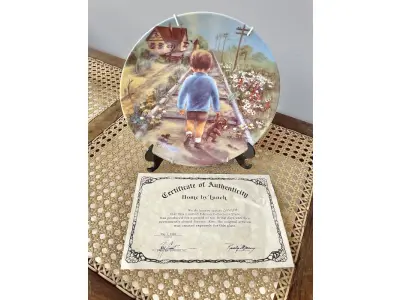 LOTE 034 - 01 PRATO DE COLECIONADOR VINTAGE "HOME BY LUNCH" DE RUSTY MONEY, 2ª EDIÇÃO DA SÉRIE "SEEMS LIKE YESTERDAY" O PRATO É FEITO DE PORCELANA FINA E APRESENTA UM DESIGN MULTICOLORIDO E COLORIDO. FOI FABRICADO EM 1982 PRATO DE PAREDE DECORATIVO DE EDIÇÃO LIMITADA COM CERTIFICADO DE AUTENTICIDADE. ITEM COMPRADO EM GARAGEM DE ANTIGUIDADES NOS EUA. SUPORTE PARA PRATO NÃO INCLUÍDO NESTA VENDA. (NO ESTADO) ATENÇÃO! FAZER A VISITAÇÃO ANTES DE ARREMATAR, NÃO SABEMOS SE FUNCIONA, LEILÃO NÃO TEM GARANTIA E NEM DEVOLUÇÃO, SUJEITO A POSSÍVEIS AVARIAS VISÍVEIS/OCULTAS E/OU AUSÊNCIA DE COMPONENTES.