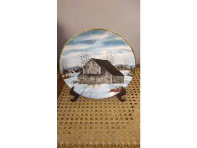 LOTE 199 - 01 RARO PRATO PORCELANA FRANCISCANA DA HISTORIC PROVIDENCE MINT WORLD PREMIER FIRST EDITION, DA COLEÇAO CELEIROS AMERICANOS EM EXTINÇÃO  DE 1983, DA SÉRIE THE VANISHING AMERICAN BARN, DA HARRIS HIEN, A SEGUNDA EDIÇÃO DA SÉRIE, INTITULADA "THE LOG BARN", FOREBAY BARN". O PRATO APRESENTA UMA REPRESENTAÇÃO ÚNICA, DETALHADA E COLORIDA DE UM TIPO DE CELEIRO AMERICANO, SITUADO EM UM CENÁRIO DE FAZENDA DE DIFERENTES REGIÕES DO PAÍS, COM DETALHES DOURADOS NA BORDA. ESTAMPADAS NA PARTE INFERIOR COM O NOME DA SÉRIE, TÍTULO, ASSINATURA IMPRESSA DO ARTISTA E A MARCA THE HISTORIC PROVIDENCE MINT, E MEDEM APROXIMADAMENTE 21,8 CM DE DIÂMETRO. EM EXCELENTE ESTADO, POSSUI A CAIXA ORIGINAL E OS DOCUMENTOS.O SUPORTE DO PRATO NÃO ESTÁ INCLUÍDO. (NO ESTADO) ATENÇÃO! FAZER A VISITAÇÃO ANTES DE ARREMATAR, NÃO SABEMOS SE FUNCIONA, LEILÃO NÃO TEM GARANTIA E NEM DEVOLUÇÃO, SUJEITO A POSSÍVEIS AVARIAS VISÍVEIS/OCULTAS E/OU AUSÊNCIA DE COMPONENTES.