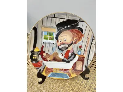 LOTE 110 - 01 RARO PRATO DE COLECIONADOR DE EDIÇÃO LIMITADA APRESENTA O ICÔNICO PERSONAGEM RED SKELETON, "ASSINADO À MÃO" FREDDIE, TOMANDO BANHO EM SUA BANHEIRA. COM 21 CM DE DIÂMETRO, PEÇA  VINTAGE FOI FABRICADA NOS ESTADOS UNIDOS DURANTE A DÉCADA DE 1970 E ESTÁ EM EXCELENTES CONDIÇÕES. PERFEITA PARA QUALQUER ENTUSIASTA DO RED SKELETON, ITEM DE COLECIONADOR, ESTA PEÇA DECORATIVA ADICIONARÁ UM TOQUE DE HUMOR E NOSTALGIA A QUALQUER COLEÇÃO.  ITEM ÚNICO E DIFÍCIL DE ENCONTRAR, UNICO NOBRASIL APENAS 10 MIL PRATOS LANÇADOS NOS EUA. PRATO DE Nº 1342/10.000. ITEM COMPRADO EM GARAGEM DE ANTIGUIDADES NOS EUA.SUPORTE PARA PRATO NÃO INCLUÍDO NESTA VENDA. (NO ESTADO) ATENÇÃO! FAZER A VISITAÇÃO ANTES DE ARREMATAR, NÃO SABEMOS SE FUNCIONA, LEILÃO NÃO TEM GARANTIA E NEM DEVOLUÇÃO, SUJEITO A POSSÍVEIS AVARIAS VISÍVEIS/OCULTAS E/OU AUSÊNCIA DE COMPONENTES.