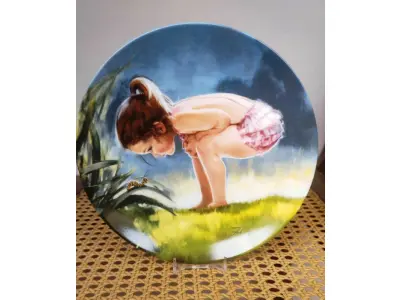 LOTE 020 - 01 LOTE DE PRATOS DE COLECIONADOR VINTAGE WONDER OF CHILDHOOD, OBRA DE ARTE DE DONALD ZOLAN, PRATO DE COLECIONADOR DE DONALD ZOLAN SÃO IMAGENS ADORÁVEIS QUE RETRATAM A MARAVILHA DA INFÂNCIA. ELES FORAM FABRICADOS PELA PEMBERTON & OAKES NA DÉCADA DE 1980.FORAM VENDIDOS POR APENAS 22 DIAS LOGO APOS ENCERRADA AS VENDAS. "PEQUENA MARAVILHA", DA FAMOSA SÉRIE DE CANÇÕES DE NINAR DE DONALD ZOLAN, DE 1985. FABRICADO NOS EUA.O PRATO NÚMERO 1939 A VEM NA CAIXA E DOCUMENTAÇÃO ORIGINAIS.ITEM COMPRADO EM GARAGENS DE ANTIGUIDADES NOS EUA. (NO ESTADO) ATENÇÃO! FAZER A VISITAÇÃO ANTES DE ARREMATAR, NÃO SABEMOS SE FUNCIONA, LEILÃO NÃO TEM GARANTIA E NEM DEVOLUÇÃO, SUJEITO A POSSÍVEIS AVARIAS VISÍVEIS/OCULTAS E/OU AUSÊNCIA DE COMPONENTES.