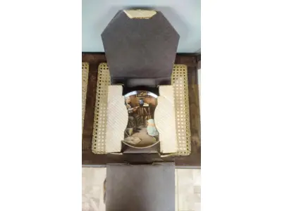 LOTE 264 - 01 PRATO VINTAGE NORMAN ROCKWELL DE 1984. INTITULA-SE "THE STORYTELLER" (O CONTADOR DE HISTÓRIAS). É FEITO EM PORCELANA FINA KNOWLES. É O OITAVO DA COLEÇÃO ROCKWELL HERITAGE. FABRICADO EM EDIÇÃO LIMITADA, PERMANENTEMENTE FECHADO EM 1984 PELA KNOWLES E CERTIFICADO COMO UM "VERDADEIRO CLÁSSICO ROCKWELL" PELA ROCKWELL SOCIETY OF AMERICA. É MARCADO COM O NÚMERO BRADEX 84-R70-3.8. É MARCADO COM O NÚMERO DE PLACA X12530. COM CERTIFICADO DE AUTENTICIDADE E OS FOLHETOS ORIGINAL DA ÉPOCA E NOTA DE COMPRA DATA EM 04/09/1984 SUPORTE DO PRATO NÃO ESTÁ INCLUÍDO. ITEM COMPRADO EM GARAGENS DE ANTIGUIDADES NOS EUA. (NO ESTADO) ATENÇÃO! FAZER A VISITAÇÃO ANTES DE ARREMATAR, NÃO SABEMOS SE FUNCIONA, LEILÃO NÃO TEM GARANTIA E NEM DEVOLUÇÃO, SUJEITO A POSSÍVEIS AVARIAS VISÍVEIS/OCULTAS E/OU AUSÊNCIA DE COMPONENTES.