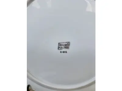 LOTE 214 - 01 BELO PRATO DE PORCELANA FINA NORCREST 26 CM DE DIAMETRO COM ESCRITAS EM PRATA, É UM ITEM ESSENCIAL PARA COLECIONADORES E APRECIADORES DE DECORAÇÃO ELEGANTE. O PRATO APRESENTA UM DESLUMBRANTE PADRÃO DE ROSAS COR-DE-ROSA E DETALHES EM PRATA, TORNANDO-O UM PRESENTE PERFEITO PARA UM ANIVERSÁRIO DE 25 ANOS OU QUALQUER OCASIÃO ESPECIAL. ESTE PRATO DE COLECIONADOR É UMA OBRA DE ARTE QUE ADICIONARÁ UM TOQUE DE SOFISTICAÇÃO A QUALQUER AMBIENTE. O PRATO VEM DE UMA MARCA CONFIÁVEL E CERTAMENTE SERÁ UMA ADIÇÃO VALIOSA A QUALQUER COLEÇÃO.ITEM COMPRADO EM GARAGENS DE ANTIGUIDADES NOS EUA. SUPORTE PARA PRATO NÃO INCLUÍDO NESTA VENDA. (NO ESTADO) ATENÇÃO! FAZER A VISITAÇÃO ANTES DE ARREMATAR, NÃO SABEMOS SE FUNCIONA, LEILÃO NÃO TEM GARANTIA E NEM DEVOLUÇÃO, SUJEITO A POSSÍVEIS AVARIAS VISÍVEIS/OCULTAS E/OU AUSÊNCIA DE COMPONENTES.