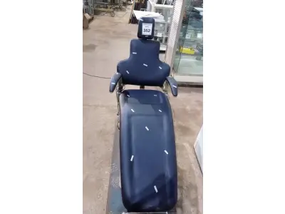 LOTE 352 - 01 CADEIRA ELÉTRICA ODONTOLÓGICA. (NO ESTADO) ATENÇÃO! FAZER A VISITAÇÃO ANTES DE ARREMATAR, NÃO SABEMOS SE FUNCIONA, LEILÃO NÃO TEM GARANTIA E NEM DEVOLUÇÃO, SUJEITO A POSSÍVEIS AVARIAS VISÍVEIS/OCULTAS E/OU AUSÊNCIA DE COMPONENTES.