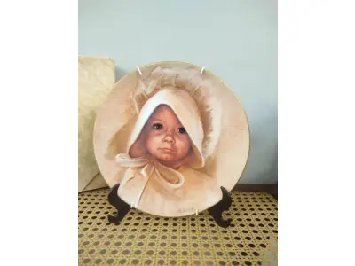 LOTE 072 - 01 PRATO COLECIONÁVEL "AMY" DE MARILYN ZAPP, DE 1983, DA BRENTWOOD FINE ARTS. ESTE PRATO FOI CRIADO A PARTIR DE UMA OBRA DE ARTE ORIGINAL DE MARILYN ZAPP. EDIÇÃO NUMERADA, 869 EXEMPLARES/12.500 SENDO LANÇADAS APENAS 10 MIL EXEMPLARES NOS EUA E 25,00EXEMPLARES LAÇADOS NO CANADA NA DÉCADA DE 80. MEDE 21,8 CM DE DIÂMETRO. SUPORTE PARA PRATO NÃO INCLUÍDO NESTA VENDA. (NO ESTADO) ATENÇÃO! FAZER A VISITAÇÃO ANTES DE ARREMATAR, NÃO SABEMOS SE FUNCIONA, LEILÃO NÃO TEM GARANTIA E NEM DEVOLUÇÃO, SUJEITO A POSSÍVEIS AVARIAS VISÍVEIS/OCULTAS E/OU AUSÊNCIA DE COMPONENTES.